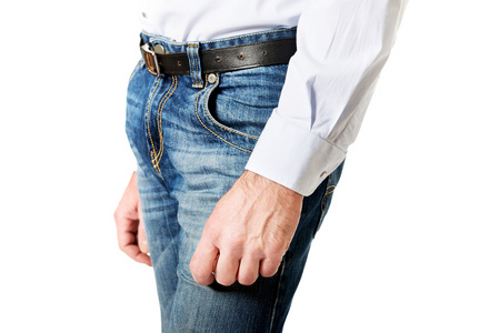 一个男人在牛仔长裤的侧视图
