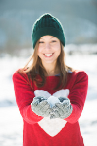 女孩玩雪在公园