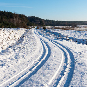 下雪的冬天路与轮胎标记