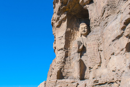 石刻佛像雕塑在山洞里