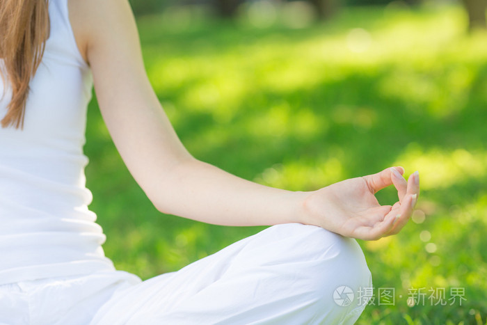 在莲花位置打坐的女人照片-正版商用图片1htw94-摄图新视界