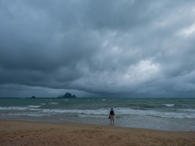 风雨如磐的海景。甲米奥南