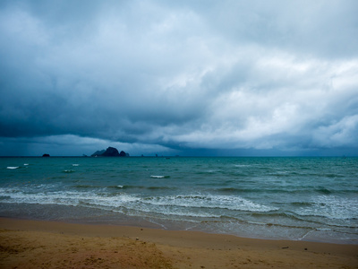 风雨如磐的海景。甲米奥南