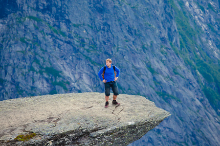 徒步旅行的地方   trolltunga，巨魔的舌头，岩石 skjegedall，与旅游和湖 ringedalsvatnet