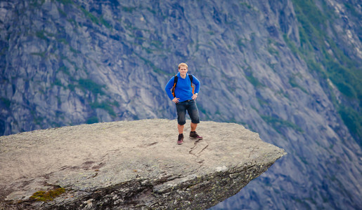 徒步旅行的地方   trolltunga，巨魔的舌头，岩石 skjegedall，与旅游和湖 ringedalsvatnet