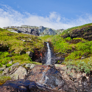 挪威山河秀丽，有着山去 trolltunga 的路