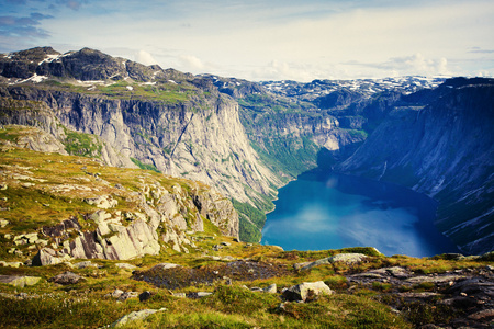 挪威山河秀丽，有着山去 trolltunga 的路