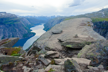 徒步旅行的地方   trolltunga，巨魔的舌头，岩石 skjegedall，与旅游和湖 ringedalsvatnet