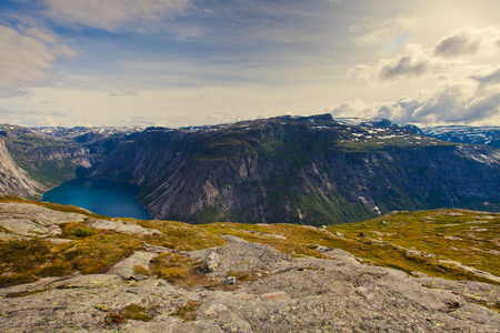 挪威山河秀丽，有着山去 trolltunga 的路