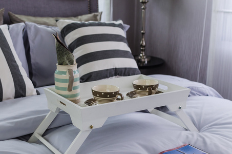 木白托盘的茶具在床上