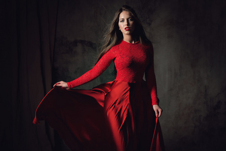 的年轻女人，穿着飘飘红衣裙