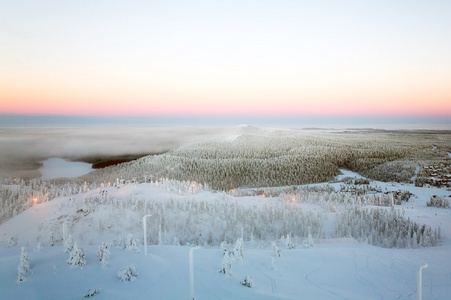 丘陵的冬季景观。日落