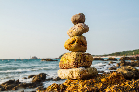 自然界中海沿岸的岩石