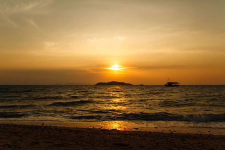 日落海滩上岛柯兰 Pattaya.Thailand