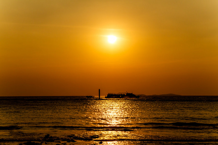 日落海滩上岛柯兰 Pattaya.Thailand