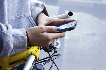 女人与自行车使用智能手机