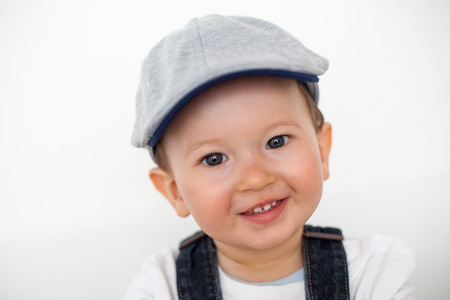 可爱的微笑宝贝男孩戴着帽子