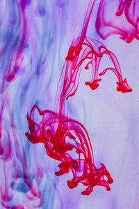 红色和紫色的液体，在水中