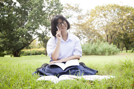 女学生在草坪上阅读