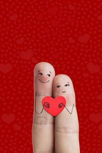 情人是拥抱，拿着红色的心。快乐情人节主题系列。股票的图像