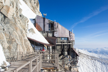 从钻头 du midi 山在 mont blanc 在法国阿尔卑斯山阿尔卑斯山的视图。首脑会议旅游站在前台。阿尔卑斯山 法国