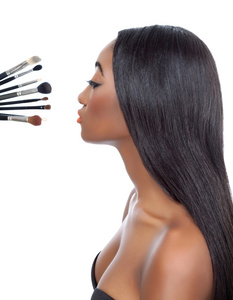 黑人妇女用直的头发和化妆刷子