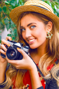 年轻的微笑摄影师女人