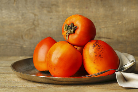 成熟的甜柿，木制的桌子上
