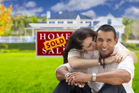 西班牙裔美国人夫妇，新的家庭和被卖房地产标志