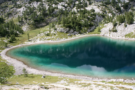 在阿尔卑斯山湖水清澈