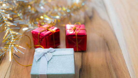 圣诞和新年礼品盒背景上木