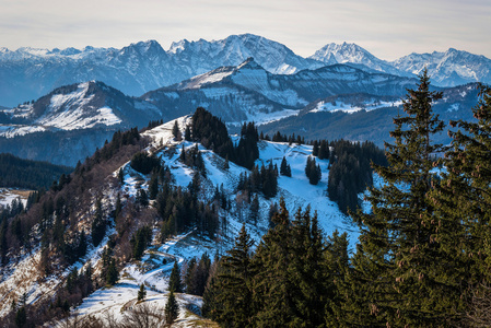 美丽的风景的 Zwoelferhorn 山