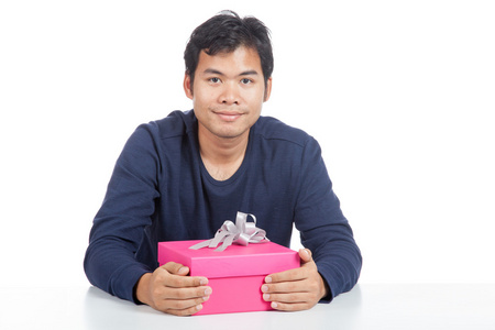 亚洲男子笑容着一个粉红色的礼物盒
