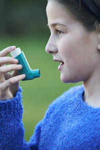 使用吸入器以治疗哮喘发作的女孩