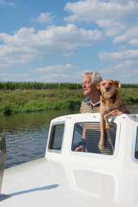 人和狗在小船