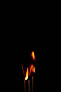 与 m 火火焰在黑色背景上的背景