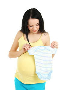 漂亮的年轻孕妇与婴儿衣服上白色孤立