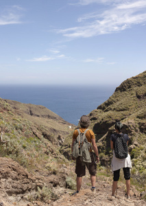 男人和女人的徒步旅行者在夏天山里徒步旅行