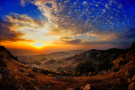 在日落日出楚楚亚图峰认为，Dobrogea，罗马尼亚景观