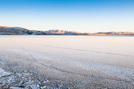 美丽的冬天景观湖上的雪和冰