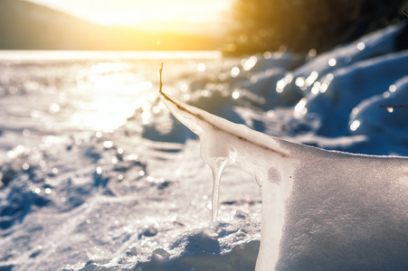 湖上的冬天冰柱