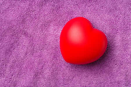 红色的心，在紫色布背景