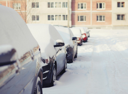 汽车在雪地上，寒冷的冬天阳光灿烂的日子