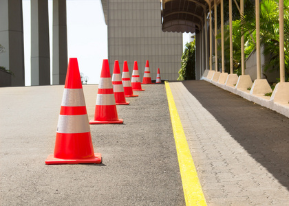 路锥道路上排队