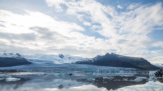 冰川舌苔和山在冰岛，多云的天空