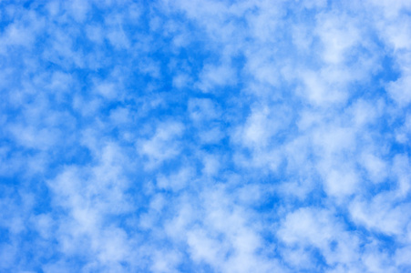 蓝蓝的天空上的云