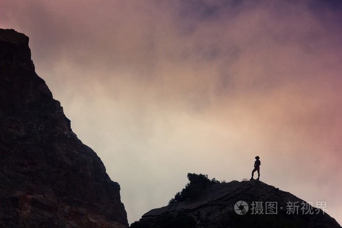 在山的悬崖上的人