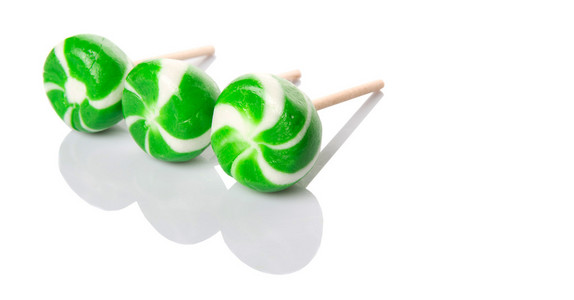 白色背景的绿色漩涡薄荷糖