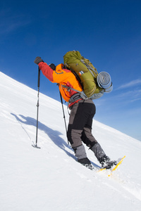 在山里徒步旅行带着背包和帐篷雪的冬天