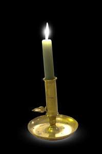 蜡烛在旧的老式的烛台架图片